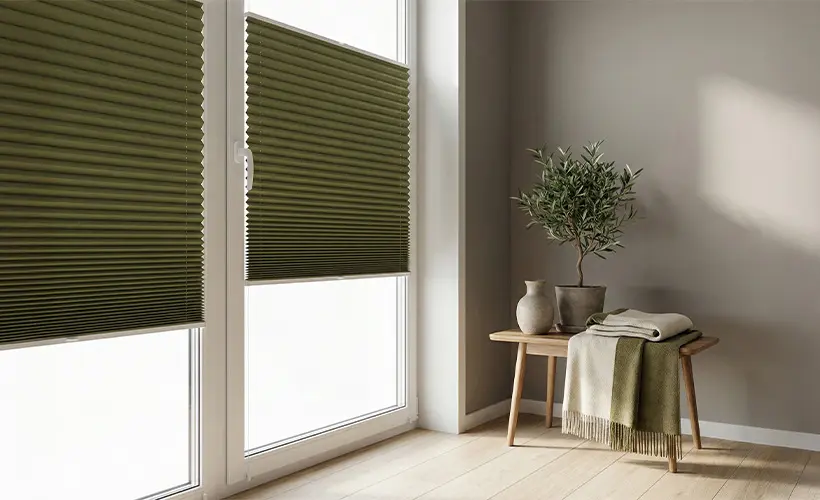 Des stores pliss&eacute;s vert olive install&eacute;s sur des portes-fen&ecirc;tres vitr&eacute;es