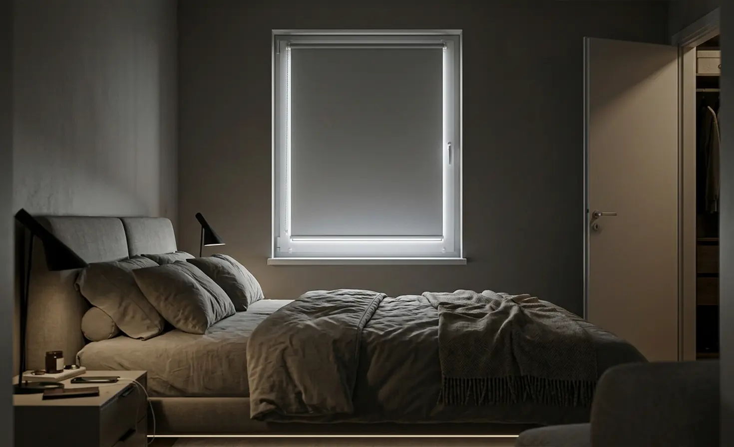 Dunkles Schlafzimmer am Morgen mit grauem Verdunkelungsrollo am Fenster